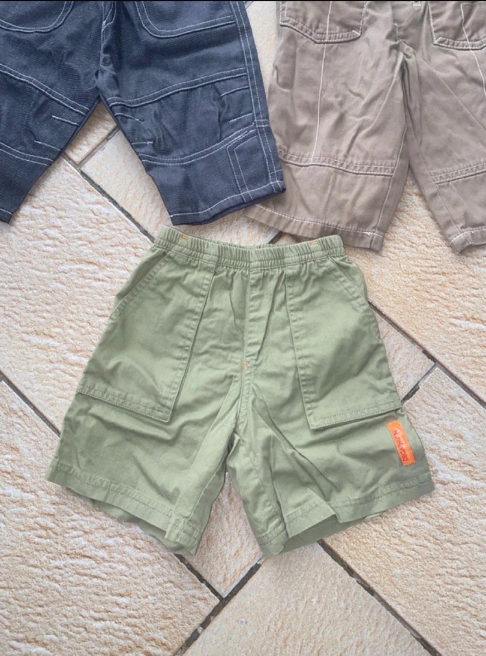 Lot de 2 pantalons et 1 short 6 mois  – photo 2